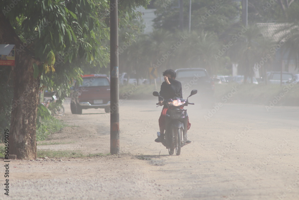 Naklejka premium man with air pollution