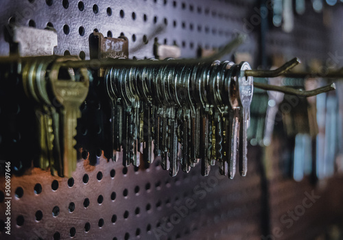 фотографія Close up on a keys on a hook in key duplication workshop