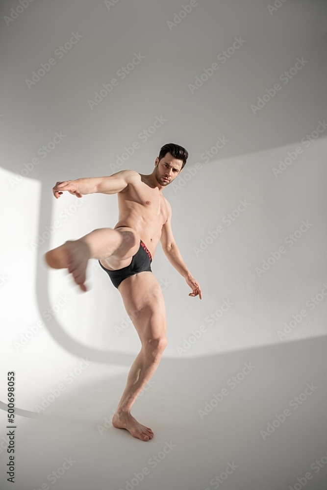 Obraz premium young handsome man in underwear goes in for sports