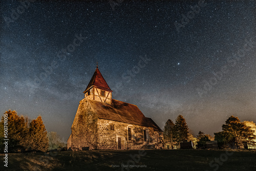 Foto church in the night with milkyway