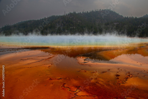 Fumi e bacino geyser nel parco di Yellowstone
 photo