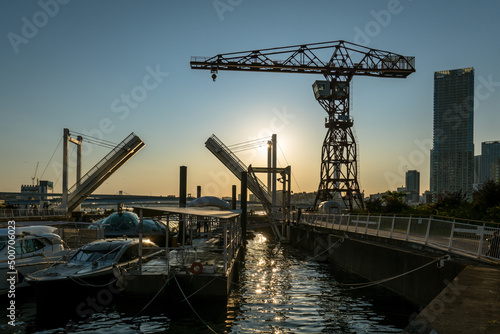 Wallpaper Mural 東京の風景；豊洲の跳ね橋とクレーン Torontodigital.ca