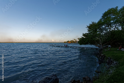 Obraz na płótnie Zachód słońca nad Laguna Bacalar (QR) w Meksyku w salonie