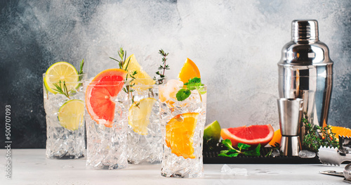 Foto Gin tonic citrus cocktails set