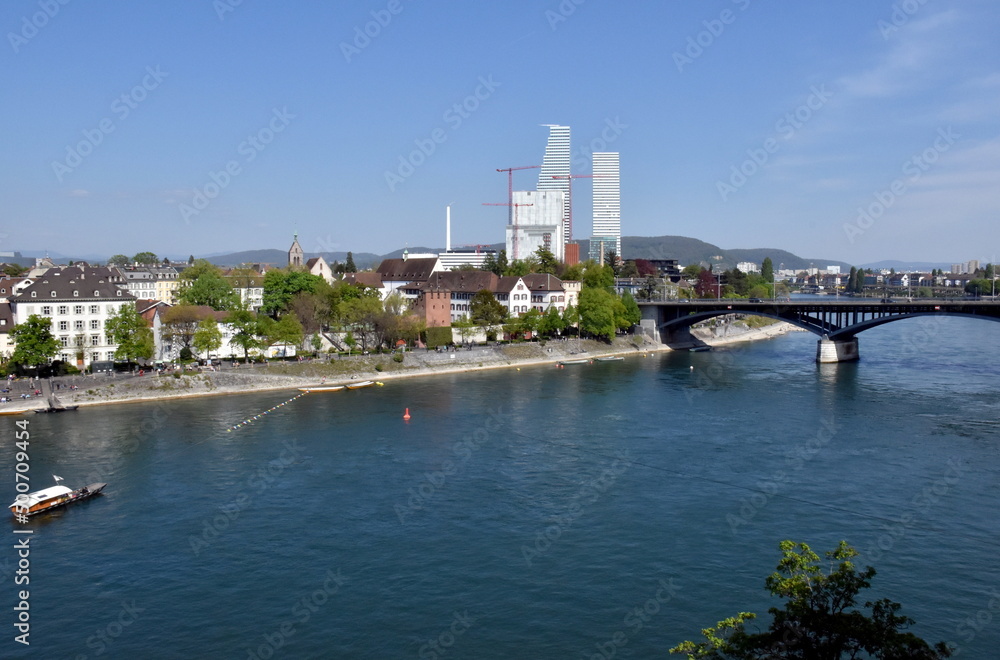Blick auf den Rhein in Basel im Frühling