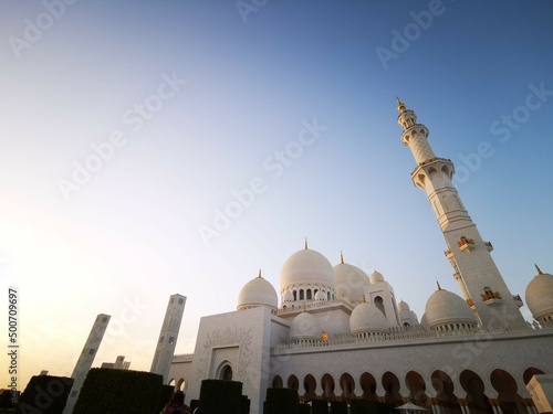 Fotobehang Magnificent view of the Grand Mosque in Abu Dhabi in the United Arab Emirates