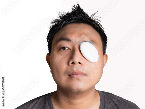 Asian men wear gauze blindfolds, sun protection, dust protection, masks after treatment or surgery, resulting in reduced vision even with small holes. Store in a cool dry place away