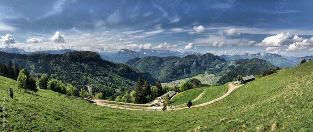 Blick mit Bergpanorama auf Bergader-Alm und Rechenberg-Alm am Großen Rechenberg bei Oberwössen, Chiemgau, Alpen, Bayern, Deutschland