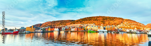 Photographie Bryggen waterfront panorama at sunset in Bergen, Norway