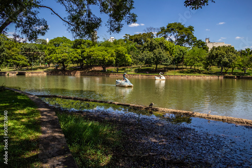 Detalhe do Lago das Rosas com pedalinhos para as pessoas se divertirem. O Lago das Rosas está localizado em um parque público na cidade de Goiânia em Goiás. photo