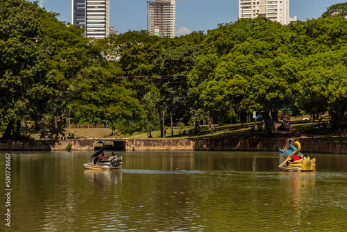 Detalhe do Lago das Rosas com pedalinhos para as pessoas se divertirem. O Lago das Rosas está localizado em um parque público na cidade de Goiânia em Goiás. photo