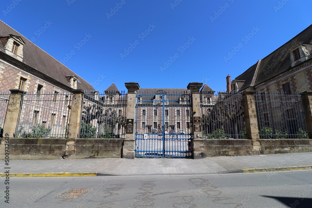 Le palais de justice, tribunal de Moulins, vu de l'extérieur, ville de Moulins, département de l'Allier, France