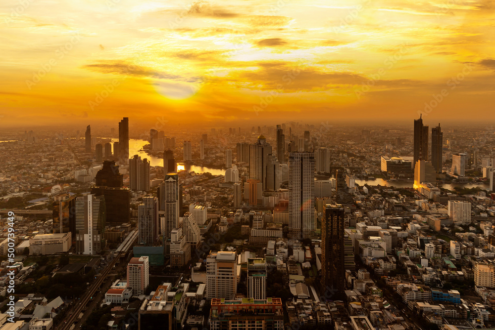 Obraz premium cityscape of Bangkok city skyline with sunset sky background, Bangkok city is modern metropolis of Thailand and favorite of tourists