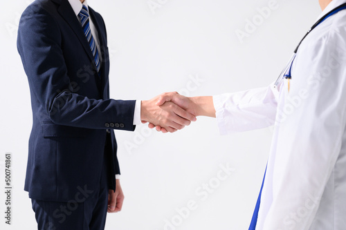 握手をするビジネスマン　医療イメージ　顔なし © Peak River