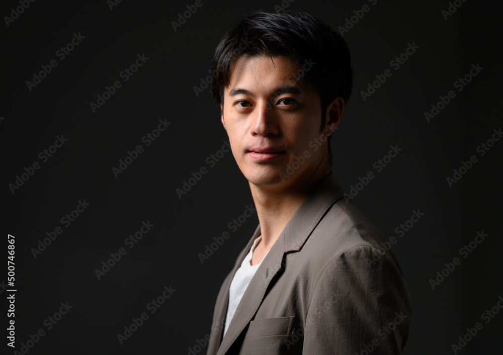 Fototapeta premium 男性 ポートレート 明暗 ビューティー