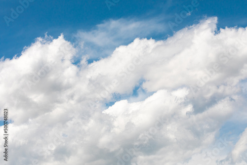 cielo azzurro sereno con nuvole bianche in primavera