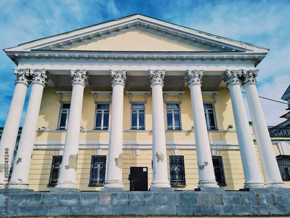 Fototapeta premium House with white columns in yellow
