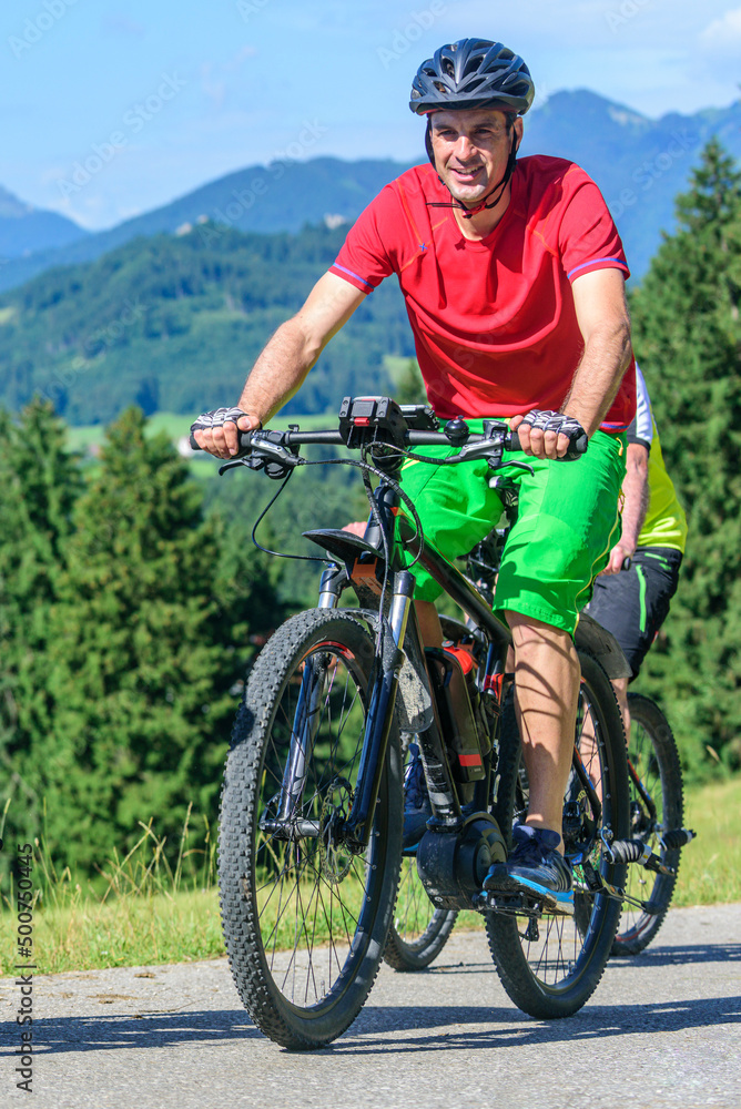 Obraz premium Radtour im Gebirge mit elektrischer Hilfe