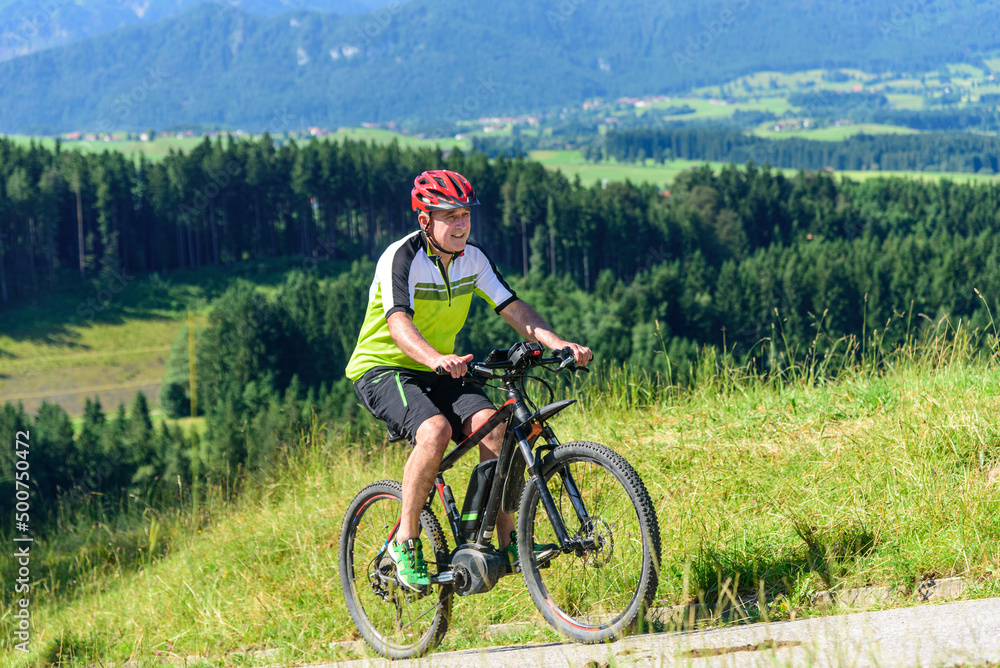 Unterwegs auf dem Bike im Gebirge mit elektrischer Unterstützung