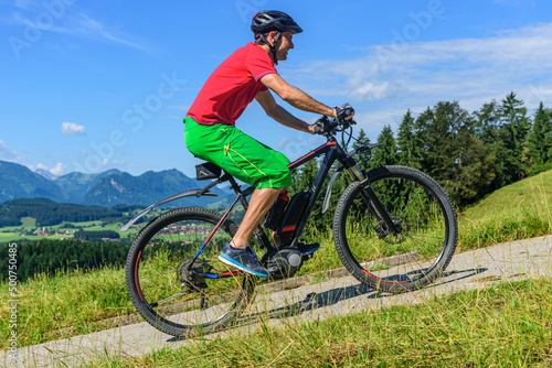 Fototapeta Naklejka Na Ścianę i Meble -  Leicht und locker bergauf mit einem E-Bike
