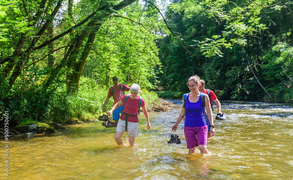 Obraz premium Willkommene Erfrischung beim Wandern - eine Fluss-Passage