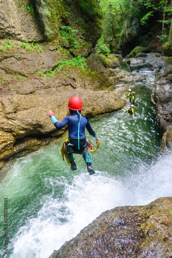 Faszination Canyoning beim gewagten Sprung in einen tosenden Wasserfall
Faszination Canyoning beim gewagten Sprung in einen tosenden Wasserfall