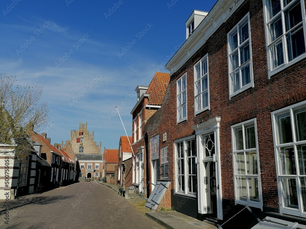 Straße in dem historischen Städtchen Veere, Niederlande