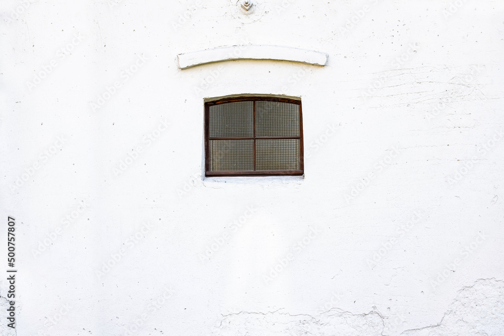 Małe drewniane okno brązowe na starej ścianie białej - stary mur - biała ściana retro - biały mur zewnętrzny - obrazy, fototapety, plakaty 