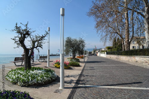 aiuola fiorita lungolago di bardolino lago di garda