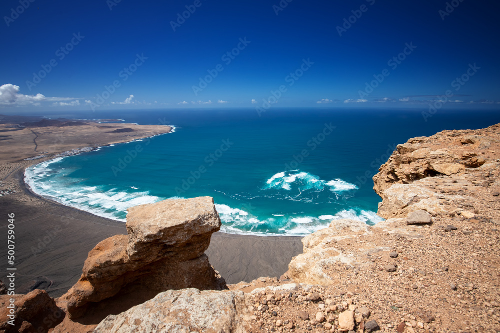 Krajobraz morski, plaża Famara na wyspie Lanzarote