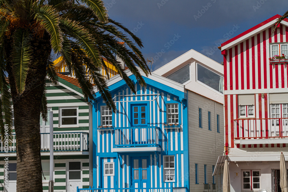 Die bunt gestreiften Hausfassaden von Costa Nova, Portugal