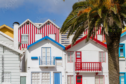 Die bunt gestreiften Hausfassaden von Costa Nova, Portugal
