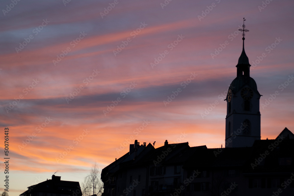 Silhouette der Altstadt in Olten in der Abenddämmerung