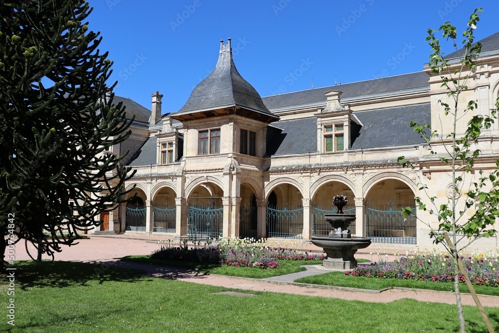 Le pavillon Anne de Beaujeu, bâtiment du château des ducs de Bourbon, vu de l'extérieur, ville de Moulins, département de l'Allier, France