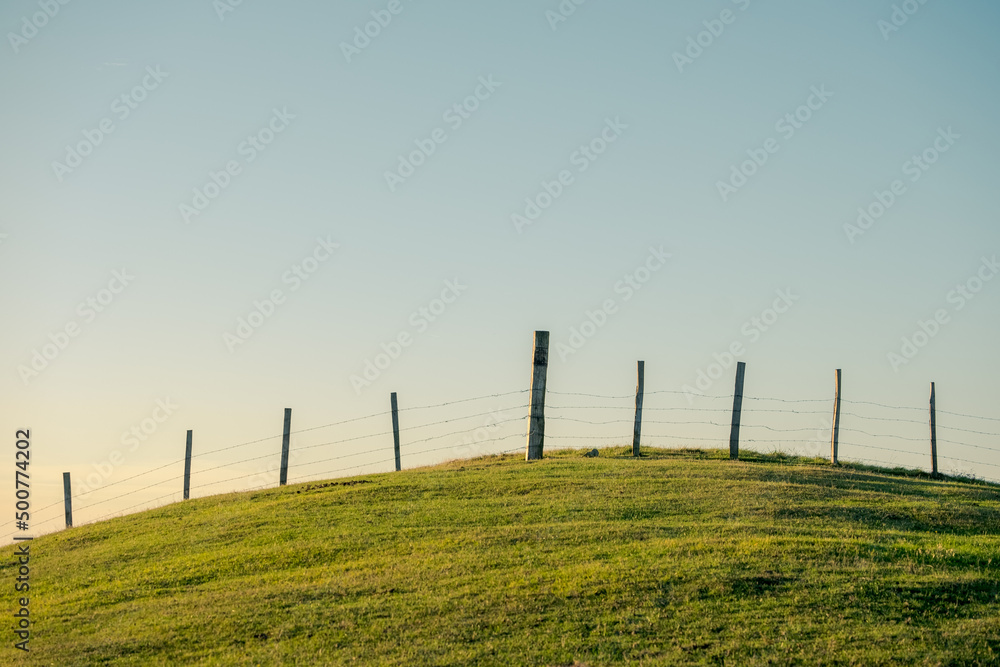 Obraz premium A fence with a great light at sunset