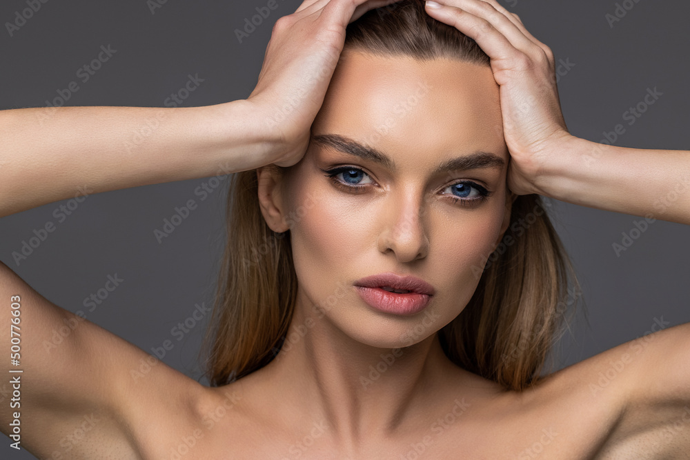 Naklejka premium Young woman with beauty skin and beauty hairstyle isolated over gray background
