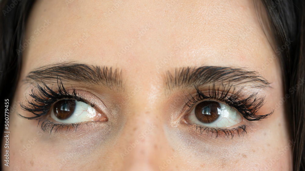 Obraz premium Closeup of a woman looking away