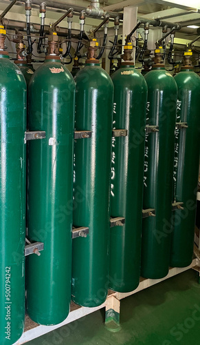 Foto Many oxygen cylinders and argon cylinders with compressed gas secured in the Gas factory warehouse
