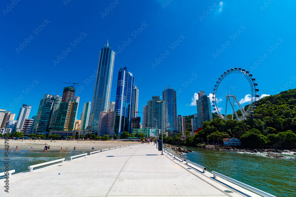 Fototapeta premium pier e os prédios Balneário Camboriú Santa Catarina Brasil