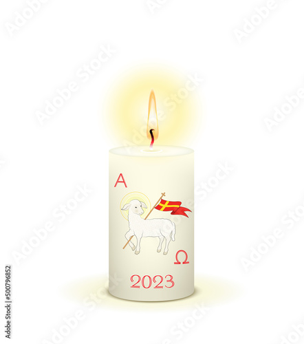Weiße brennende Osterkerze, mit Osterlamm und Alpha Omega Symbol, 
Kerze zu Ostern mit Jahreszahl 2022
Vektor Illustration isoliert auf weißem Hintergrund
