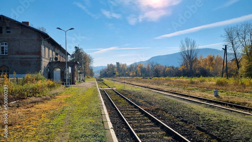 stacja kolejowa położona w małej wiosce