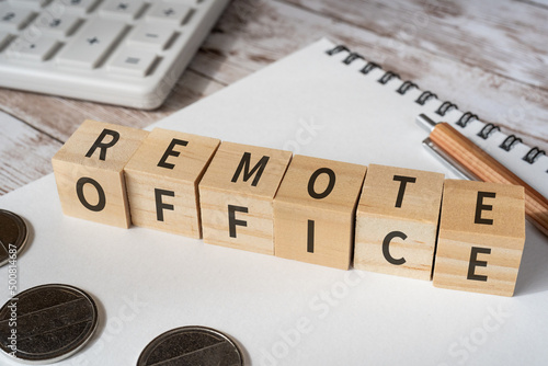 リモートオフィスのイメージ｜「REMOTE OFFICE」と書かれた積み木、電卓、コイン、ノート