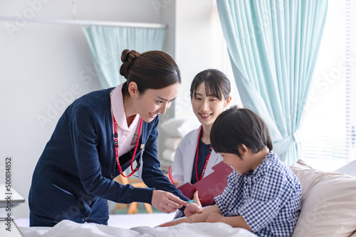 Tableau sur toile 看護師と患者の男の子