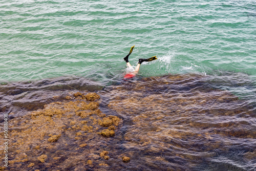 Obraz na płótnie A male snorkelling around the reefs at Port Noarlunga South Australia on February 28th 2022 w salonie