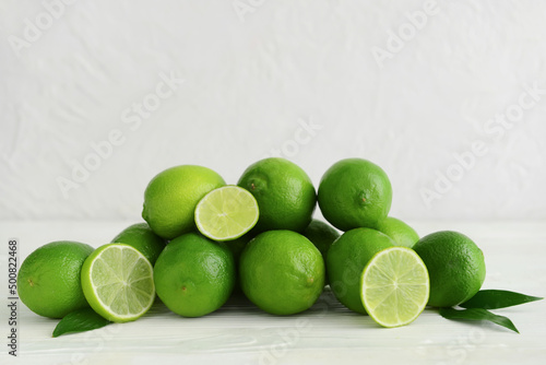 Εκτύπωση καμβά Pile of fresh limes on table