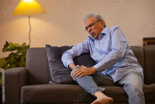 Bilde på lerret Portrait of a senior man suffering from knee pain