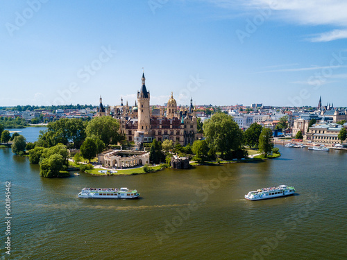 Fahrgastschiffe vor dem Schweriner Schloss