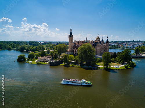 Fahrgastschiffe vor dem Schweriner Schloss