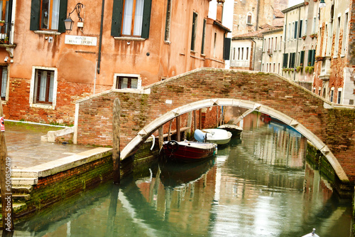 ベネチアの運河とゴンドラ © YUKI