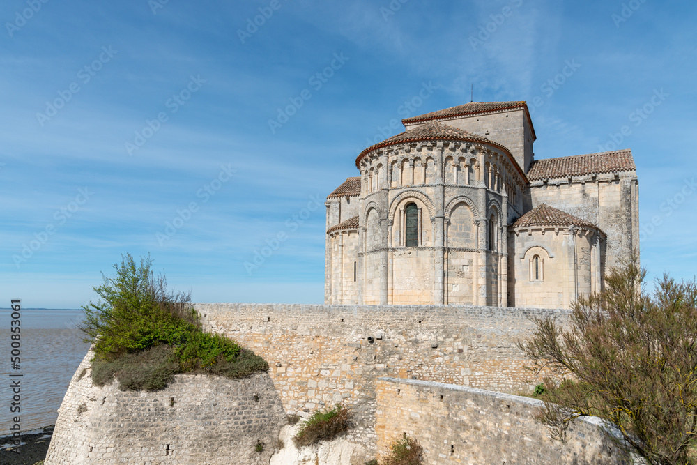 Talmont-sur-Gironde, en Charente-Maritime. L’église Sainte-Radegonde, 12e siècle, classée monument historique